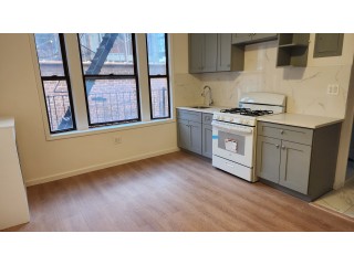 플러싱 아파트 1Bed  유니온 42Ave. 3층나무 히팅과온수포함 기차와전철도보 교통편리 