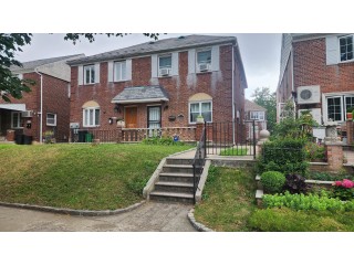 후레쉬메도우 3Bed 1Bath 175가 73Ave. 2층나무 물만포함 주차1대포함 세탁기 8월중순입주