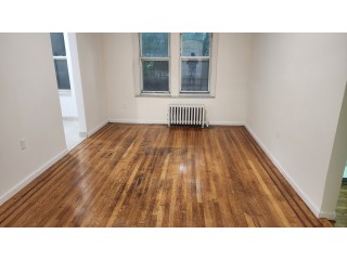플러싱 아파트 1Bed 1Bath 노던과파슨 1층나무 히팅과온수포함 기차및전철역도보 