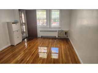 후레쉬메도우 2Bed 1Bath 유토피아파크웨이 65Ave. 2층나무 히팅과온수포함 드라이브웨이 전용둿마당 작은펫OK