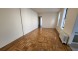 플러싱 아파트 2Bed 1Bath 168가 36Ave. 6층나무 넓은거실과침실 히팅과온수포함 기차역과노던2.5블럭 지하에세탁실 