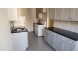 플러싱 아파트 2Bed 1Bath 168가 36Ave. 6층나무 넓은거실과침실 히팅과온수포함 기차역과노던2.5블럭 지하에세탁실 