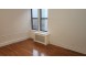 플러싱 아파트 1Bed 168가 36Ave. 6층나무 히팅과온수포함 기차역과노던2.5블럭 지하에세탁실 아주큰침실