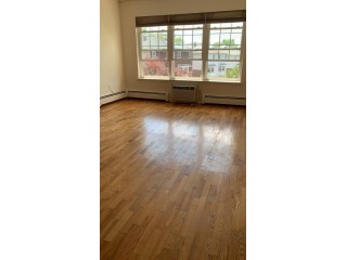 베이사이드 3Bed 1.5Bath 226가 56Ave. 3층나무 히팅과온수포함 노펫 좋은학군 1150sf. 