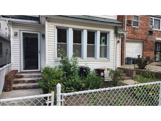 플러싱 3Bed 1Bath 153가 35Ave. 1층나무 앞뒤마당 주차 출입문별도 노던1블럭 기차역도보 한양마트