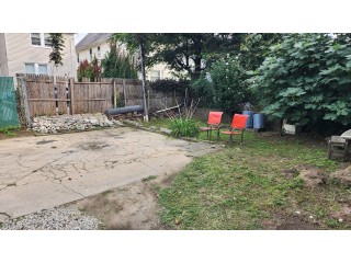 플러싱 3Bed 1Bath 153가 35Ave. 1층나무 새로개조 물만포함 넓은둿마당/주차가능 기차역도보 한양마트