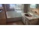 와잇스톤 2Bed 1Bath 150가 15Ave. 2층나무 전부포함(전기까지) 드라이브웨이포함 고속도로부근 새로개조 15번버스