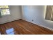 와잇스톤 2Bed 1Bath 150가 15Ave. 2층나무 전부포함(전기까지) 드라이브웨이포함 고속도로부근 새로개조 15번버스