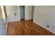 와잇스톤 2Bed 1Bath 150가 15Ave. 2층나무 전부포함(전기까지) 드라이브웨이포함 고속도로부근 새로개조 15번버스