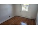 와잇스톤 2Bed 1Bath 150가 15Ave. 2층나무 전부포함(전기까지) 드라이브웨이포함 고속도로부근 새로개조 15번버스