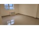 플러싱 아파트 1Bed Bowne 41Ave. 1층나무 히팅과온수포함 기차및전철역 한아름마트