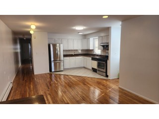 칼리지포인트 3Bed 2Bath 120가 21Ave. 1층나무 물만포함 노펫 주차1대(쓰레기와겨울눈청소)