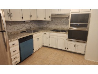 베이테라스 3Bed 2Bath 18Ave. Bell Blvd. 3층나무 물만포함 1200sf. 새페인트 새식기세척기 주차가능 