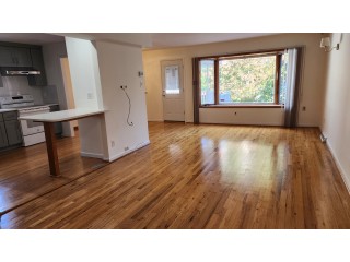 베이사이드 5Bed 3bath 1,2층과3층나무바닥 게단식3flex 물만포함 긴드라이브웨이(3대) 둿마당데크 세탁기