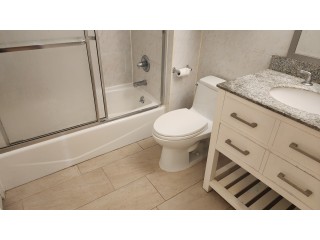 플러싱 1Bed 165가 40Ave. 3층나무 히팅과온수포함 기차역과노던1블럭 교통편리 발코니 환하고깨끗