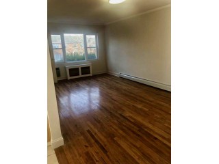 베이사이드 3Bed 2Bath 222가 69Ave. 1층나무 환하고깨끗함 주차편리 세탁시설 둿마당가능