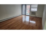 플러싱 3Bed 1.5Bath 213가 43Ave. 히팅과온수포함 3층나무 주차1대 세탁기