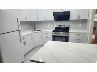 베이사이드 3Bed 1.5Bath 213가 43Ave. 3층나무 히팅과온수포함 주차1대 주차편리