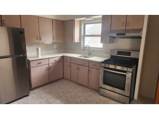 와잇스톤 3Bed 1Bath147가 21Ave. 2층나무 히팅과온수포함 Detach 상태양호 주차편리