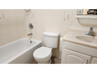 베이사이드 2Bed 1Bath 215가 36Ave. 2층나무 물만포함 발코니 출입문별도 주차편리 거실양쪽으로침실분리