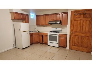 와잇스톤 1Bed 150가 21Ave. 바닥타일 전부포함(전기 개스...) 높은천정 주차편리 15번버스(기차역까지10분)