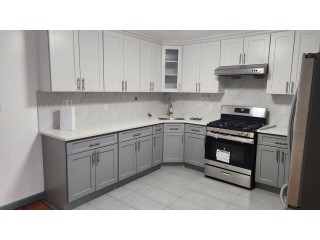 와잇스톤 독채 3Bed 2.5Bath 1,2층과지하 Pet Ok 넓고쾌적 전부새것 썬룸 세탁기 주차3대 큰둿마당