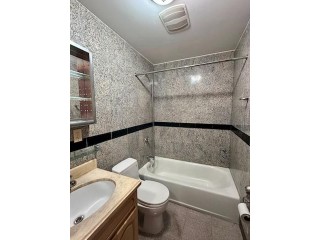 플러싱 2Bed 1Bath 139가 34Ave. 3층나무 히팅과온수포함 발코니 
