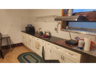 플러싱 2-3Bed 1Bath 149가 Beech Ave. 바닥타일 전부포함 기차역도보가능 넓은침실 큰주방 깨끗하고 큰창문