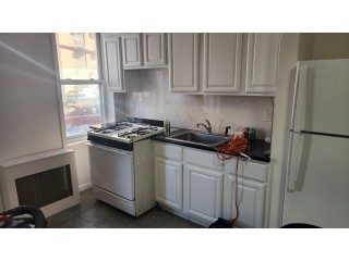 플러싱 아파트 1Bed 1Bath 노던과파슨 1층나무 히팅과온수포함 작은공원 노펫 전부새로개조