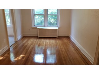 플러싱 아파트 1Bed 1Bath 노던과파슨 1층나무 히팅과온수포함 작은공원 노펫 전부새로개조