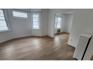 베이사이드 3Bed 2Bath 211가 35Ave. 2층나무 주차별도$200 히팅과온수포함 지하에새세탁기 완전새로개조