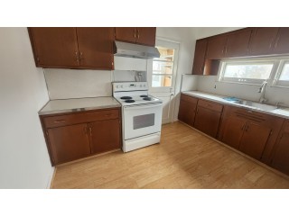 후레쉬메도우 3Bed 2Bath 211가 35Ave. 2층나무 주차별도$200 히팅과온수포함 지하에새세탁기 완전새로개조