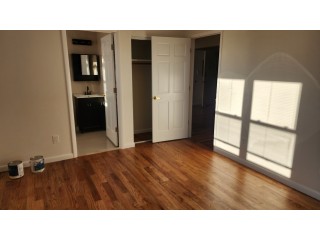 플러싱 콘도 2Bed 2Bath 169가 36Ave 2층나무 주차장1대포함 물만포함 기차역3분 노던2.5블럭 발코니