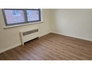 후레쉬메도우 아파트 1Bed 158가 77Ave. 2층나무/ Top Floor, 히팅과온수포함 Fee있음 넓고깨끗 많은창문