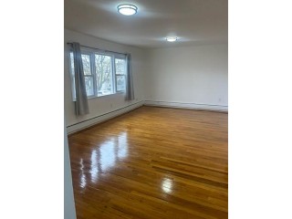 플러싱 4Bed 2Bath 164가 43Ave. 2층나무 물만포함 전부새로개조 주차가능 기차역도보가능