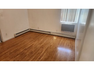 베이사이드 1Bed와같은스튜디오 208가 47Ave. 1층나무 출입문별도 둿마당 전부포함/전기까지 