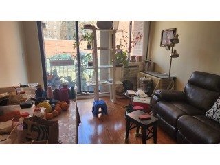 플러싱 콘도아파트 1Bed 1Bath 유니온과36Ave. 2층나무 주차장(둿편)1대 히팅과온수포함 지하에세탁실 발코니 넓은사이즈