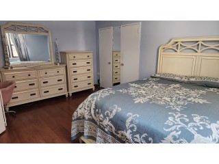 코로나 아파트 2Bed 99가 59Ave. 2층나무 전부포함/전기까지 세탁시설 깨끗하고 안전한동네 엘리베이터