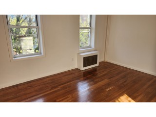 플러싱 아파트 2Bed 1Bath 노던과파슨 5층나무 히팅과온수포함 전철및기차역도보 한아름마트 세탁시설 작은공원