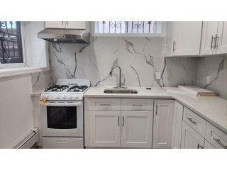 플러싱 새건물 2Bed 1Bath 150가 32Ave. 바닥타일 전부포함 전부새것 일부가구사용가능