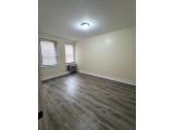 플러싱 1Bed 1Bath 샌포드와 Murray St. 1층나무 히팅과온수포함 새록개조 큰사이즈 기차역도보