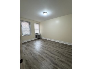 플러싱 1Bed 1Bath 샌포드와 Murray St. 1층나무 히팅과온수포함 새록개조 큰사이즈 기차역도보