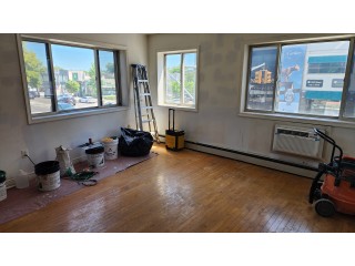 플러싱 아파트 3Bed 2Bath 150가 노던 2층나무 물만포함 전부새로개조 한양수퍼1블럭 교통편리 기차역 2블럭 큰발코니 6월5일까지전체수리중
