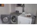 후레쉬메도우 2Bed 1Bath 183가 64Ave. 1층나무 전부포함 지하에세탁실및욕실 주차아주편리