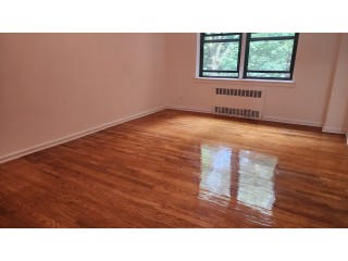 베이사이드 아파트 1Bed 216가 77Ave.4층나무 히팅과온수포함 세탁실지하 주차편리 조용하고깨끗 495근처