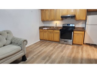 플러싱 아파트 2Bed 1Bath 1층/Ground 전부포함 기차역 둿마당 깨끗하고환함 