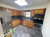와잇스톤 3Bed 1.5Bath 147가 17Ave. 2층나무 물만포함 1300sf. 주차편리 넓은공간 즉시입주