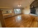 와잇스톤 3Bed 1.5Bath 147가 17Ave. 2층나무 물만포함 1300sf. 주차편리 넓은공간 즉시입주