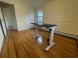 와잇스톤 3Bed 1.5Bath 147가 17Ave. 2층나무 물만포함 1300sf. 주차편리 넓은공간 즉시입주