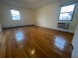 와잇스톤 3Bed 1.5Bath 147가 17Ave. 2층나무 물만포함 1300sf. 주차편리 넓은공간 즉시입주